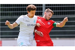 Im Testspiel gegen den VfR Mannheim gelang David Stojak (li.) ein Tor für die Stuttgarter Kickers   – nun droht ihm eine lange Pause.