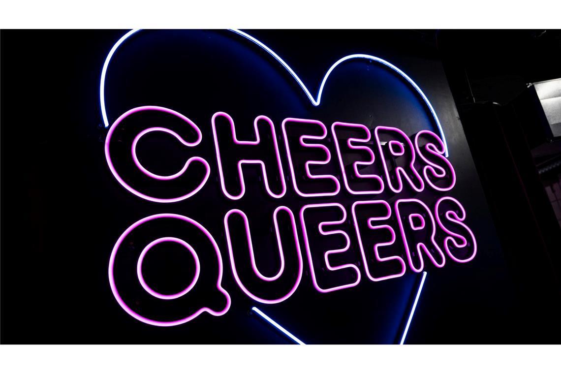 Sober Partys - Trend zu nüchternem Nightlife? Im trendaffinen Club SchwuZ in Berlin-Neukölln soll an diesem Maifeiertag kein Alkohol ausgeschenkt werden oder sichtbar sein. (Archivbild)