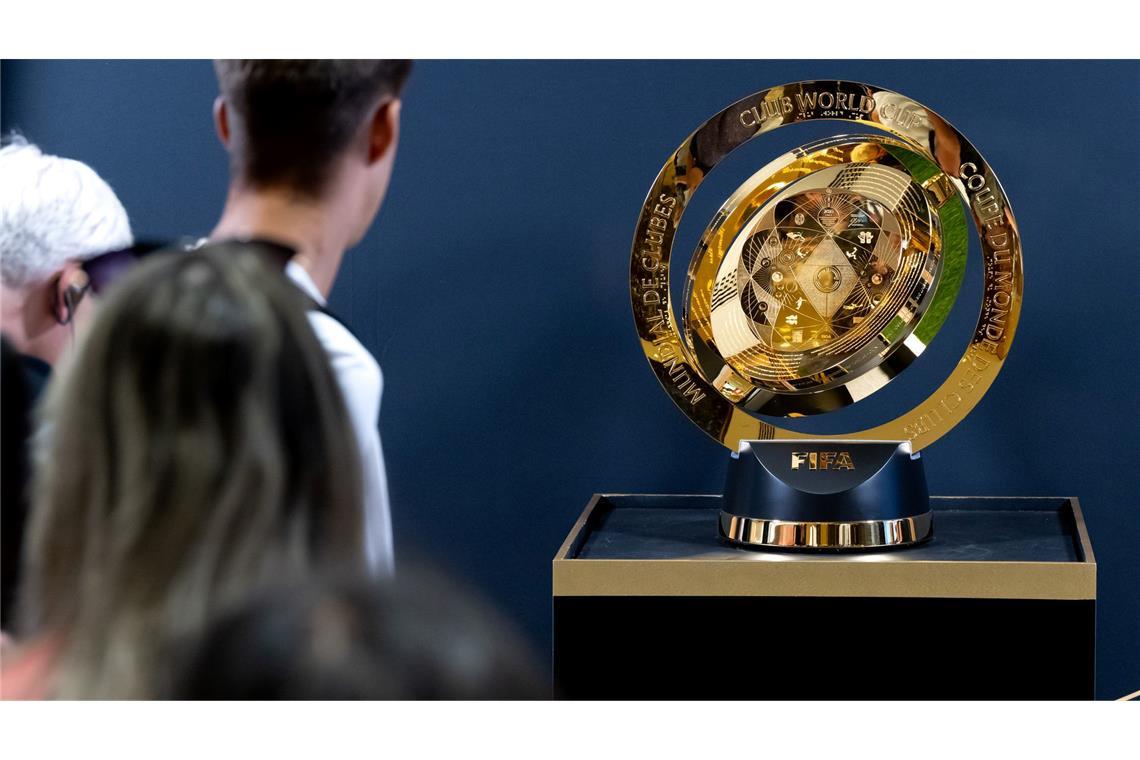 Im Trump Tower können sich Fans die WM-Trophäe ansehen.