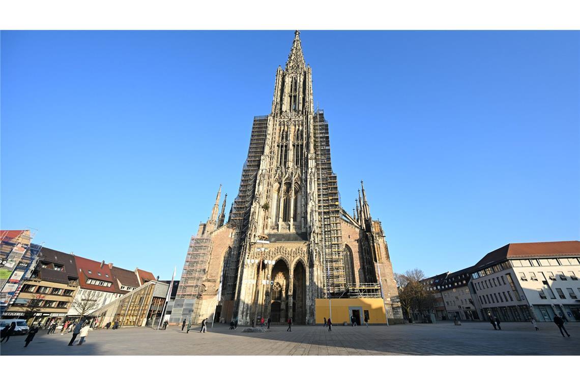 Im Ulmer Münster wird es der Pfarrerin zufolge "nie wärmer als 18 Grad Celsius". (Archivbild)