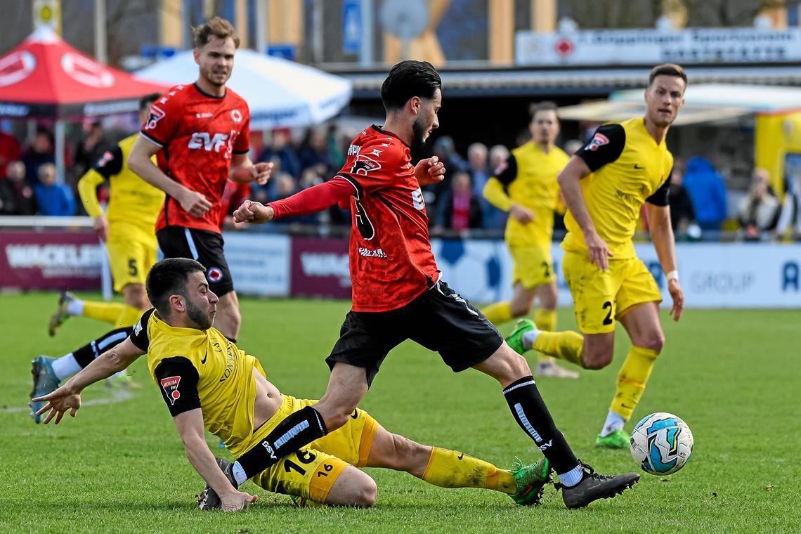 Die SG Sonnenhof Großaspach rettet mit zwei Elfmetern einen Punkt Im umkämpften Spitzenspiel der Fußball-Oberliga beweist die SG Sonnenhof Großaspach um Marius Kunde, der hier den Göppinger Berk Yalman zu stoppen versucht, eine starke Moral. Die Gäste machen einen 0:2-Rückstand wett. Foto: Eibner-Pressefoto/Bernd Leitner