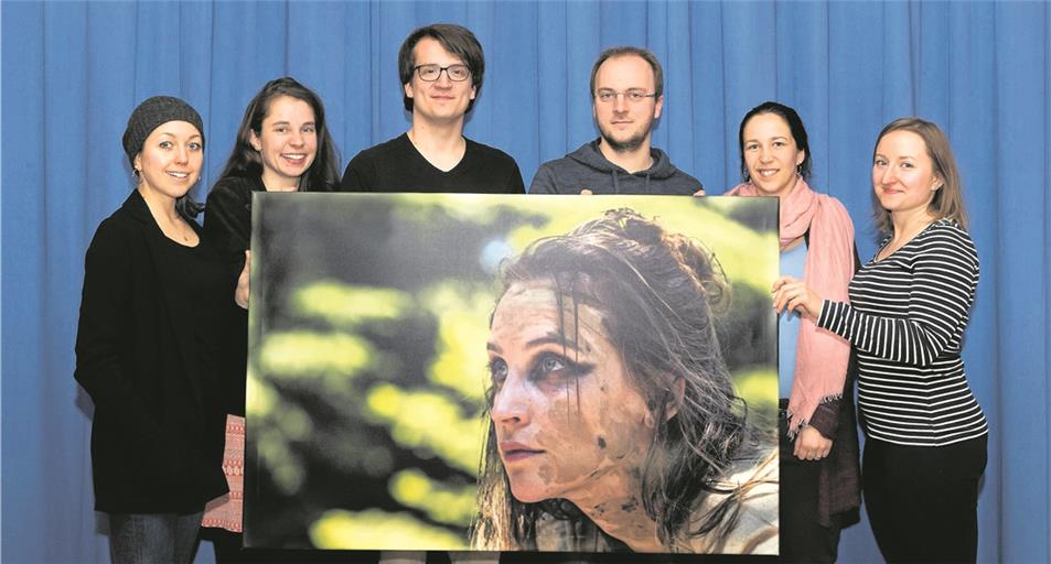 Im vergangenen Jahr gab es in den Murrlichtspielen auch eine Reihe von Sonderveranstaltungen und Termine, wie beispielsweise die Vorführung des Films „Elja“, den Studenten der Filmakademie Ludwigsburg teils in Murrhardt gedreht haben. Die Aufnahme zeigt das Team mit (von links) Julia Deumling und Theresa Bacza (Produktion), Willi Kubica (Regie), Volker Armbruster (Ton-Postproduktion), Stephanie Stoll (Komparsin) und Liv Rosenberger (Helfer Set-Aufbau und -Organisation). Archivfoto: J. Fiedler