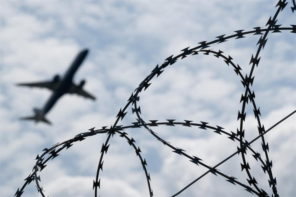 Mit Terroristen verhandelt man nicht Im vergangenen Jahr gab es schon einen Abschiebeflug nach Afghanistan.Im vergangenen Jahr gab es schon einen Abschiebeflug nach Afghanistan.