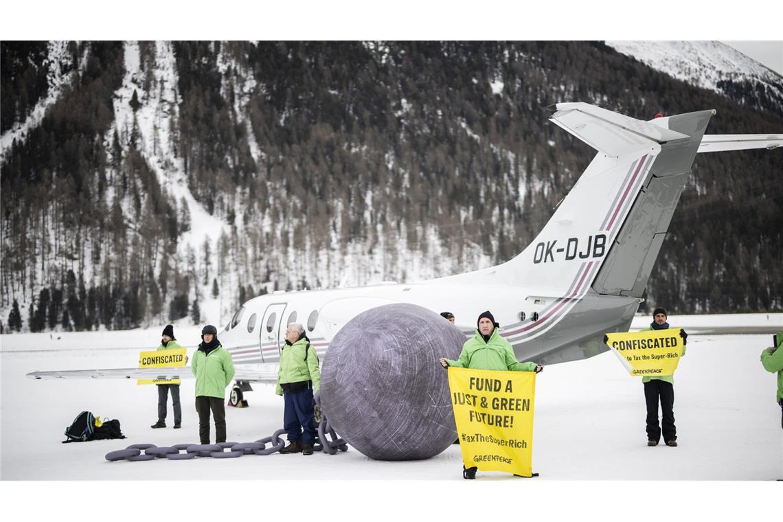 Im vergangenen Jahr hat Greenpeace in Davos gegen Privatflüge demonstriert. (Archivbild)