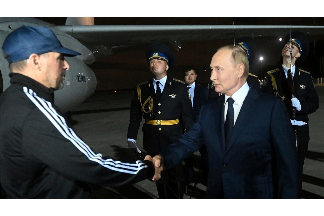 Im vergangenen Sommer kam der mutmaßliche russische Geheimagent, Wadim Krassikow, bei einem Gefangenenaustausch frei und wurde bei der Ankunft von Präsident Wladimir Putin begrüßt. (Archivfoto)