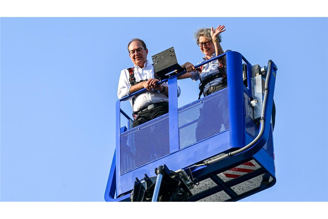Im vergangenen Sommer ließ sich Bundesinnenminister Alexander Dobrindt (CSU) in Quedlinburg unter anderem zeigen, wie Ehrenamtliche des THW mit schwerem Gerät bei der Bergung von Menschen aus eingestürzten Gebäuden helfen können. (Archivbild)
