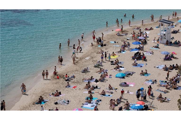 Im vergangenen Winter zog es wieder viele deutsche Urlauberinnen und Urlauber nach Spanien. (Symbolbild)