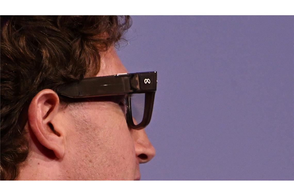 Facebook-Konzern stellt Brille mit Anzeige im Glas vor Im Vergleich zu herkömmlichen Brillenfassungen fallen die deutlich breiteren Bügel auf.