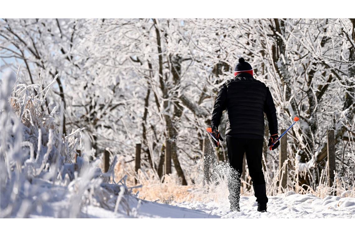 Im verschneiten Fichtelberge sind bereits Wintersportler unterwegs.