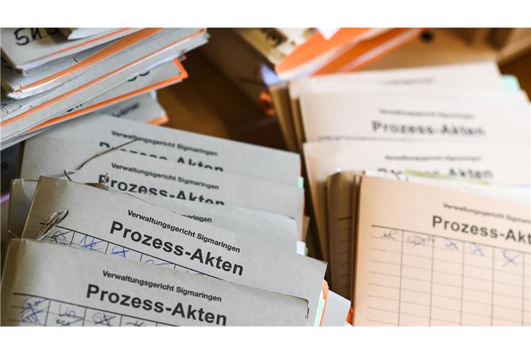 Im Verwaltungsgericht in Sigmaringen stapeln sich die Prozess-Akten. (Symbolbild)