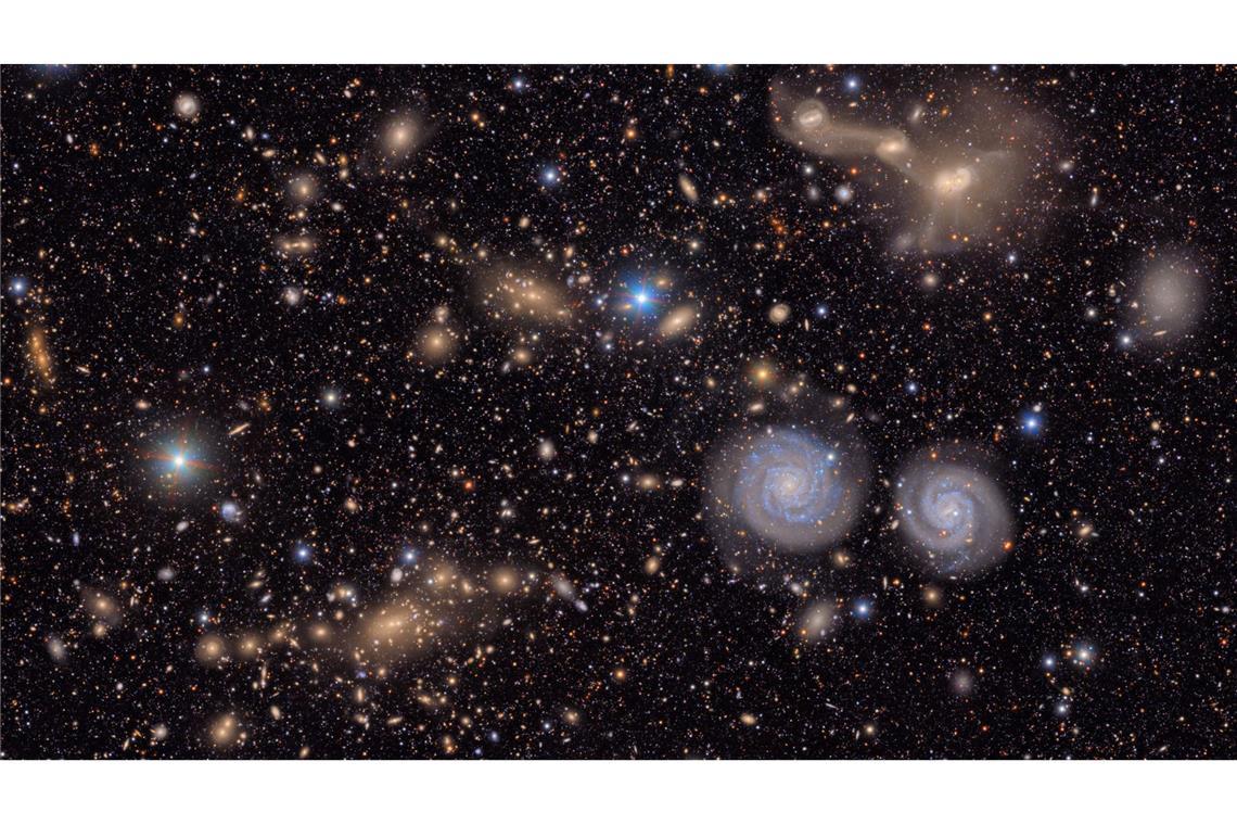 "Rubin"-Observatorium liefert erste Bilder aus dem All Im Virgo-Cluster außerhalb der Milchstraße sind zwei Spiralgalaxien (rechts unten) deutlich zu sehen.