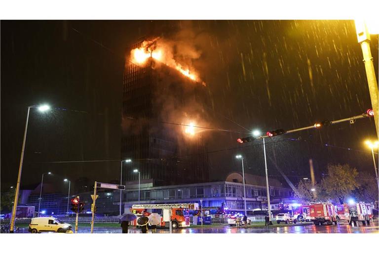 Im Vjesnik-Hochhaus an der Slavonska-Straße in der kroatischen Hauptstadt Zagreb bricht aus bisher ungeklärten Ursachen ein Feuer aus.