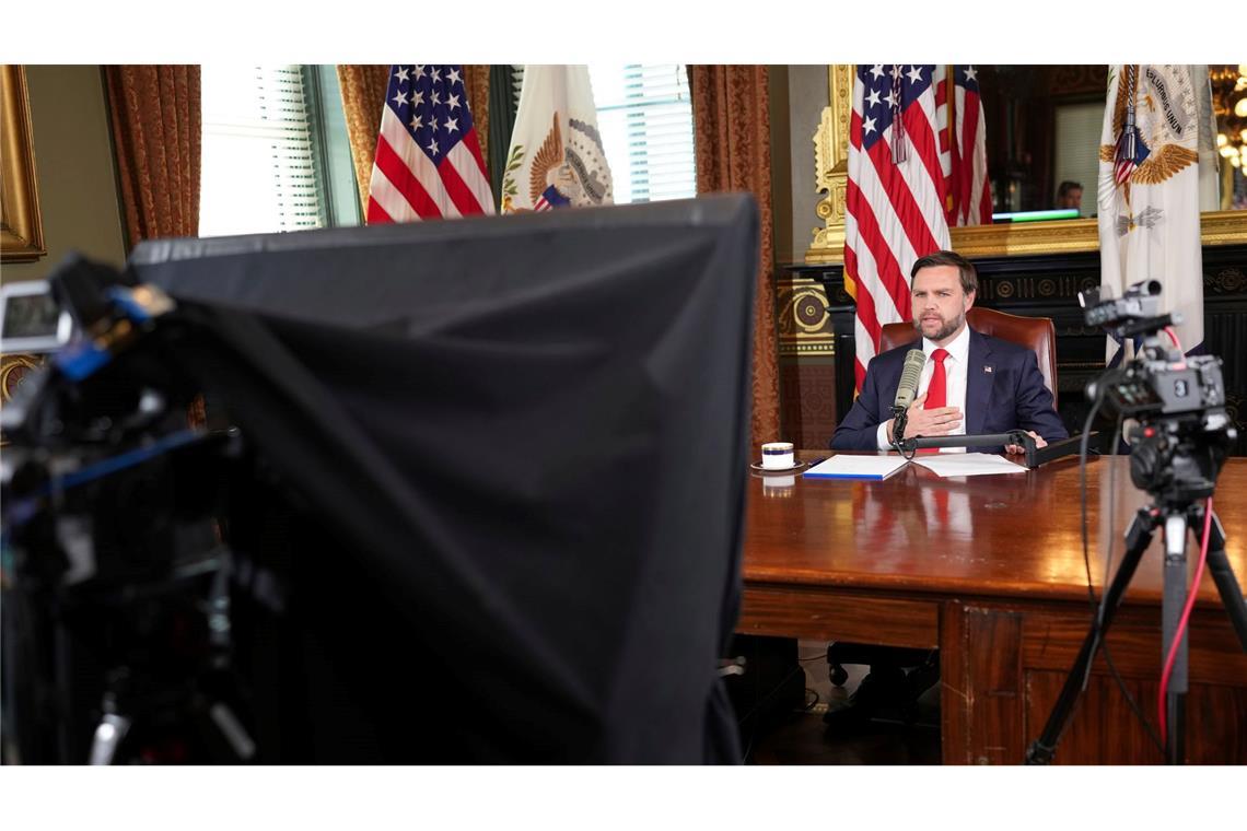 Vance moderiert "Charlie Kirk Show" aus dem Weißen Haus Im von Vance moderierten Podcast wurde Kirks Vermächtnis stark religiös gerahmt.