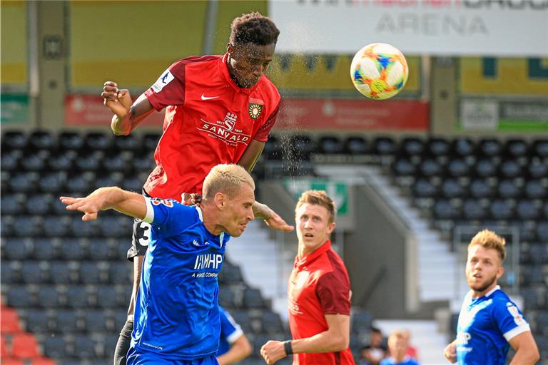 Im Vorbereitungsduell gegen die Kickers einer der auffälligsten Akteure auf dem Platz: SG-Probespieler Mohamed Diakite (oben). Foto: A. Becher