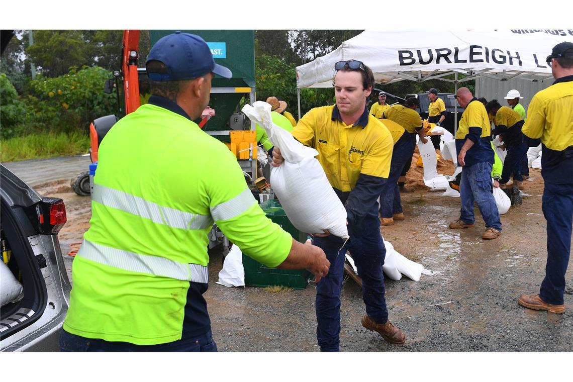Zyklon "Alfred" steuert auf Australiens Ostküste zu Im Vorfeld verteilten die Behörden bereits zehntausende Sandsäcke.