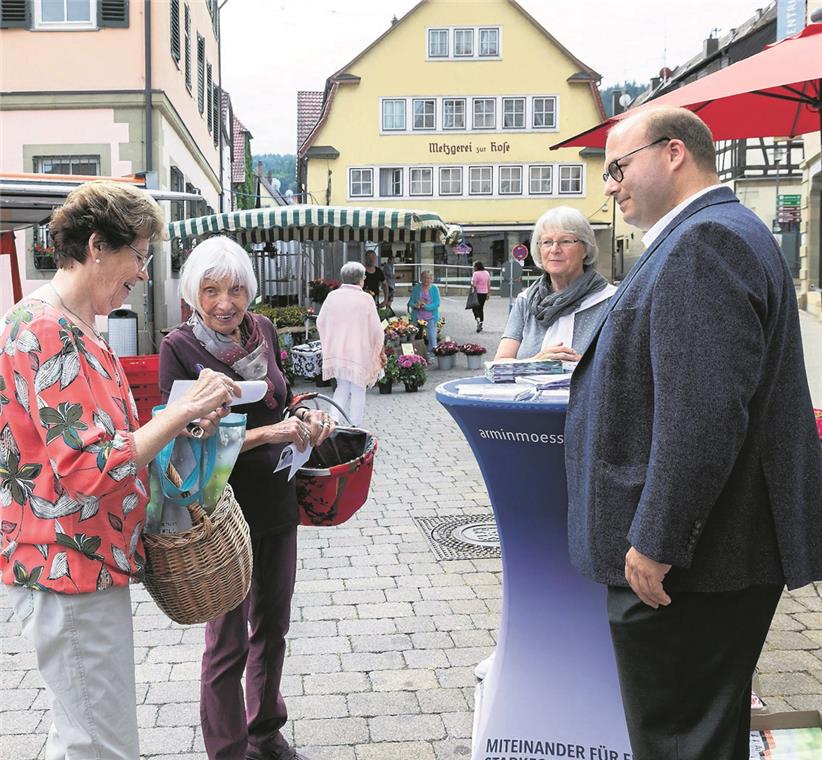 Entschlossen – bis zum Schluss Im Wahlkampf – ob am Infostand oder bei Veranstaltungen – haben Armin Mößner (linkes Bild, rechts) und Roland Anton Krojer (rechtes Bild, rechts) viele Gespräche geführt. Fotos: J. Fiedler