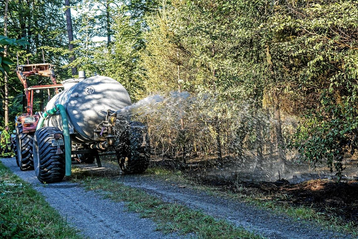 Bauern helfen beim Löschen Im Wald bei Schlosshof in Murrhardt brannte der Wald. Kohls/SDMG