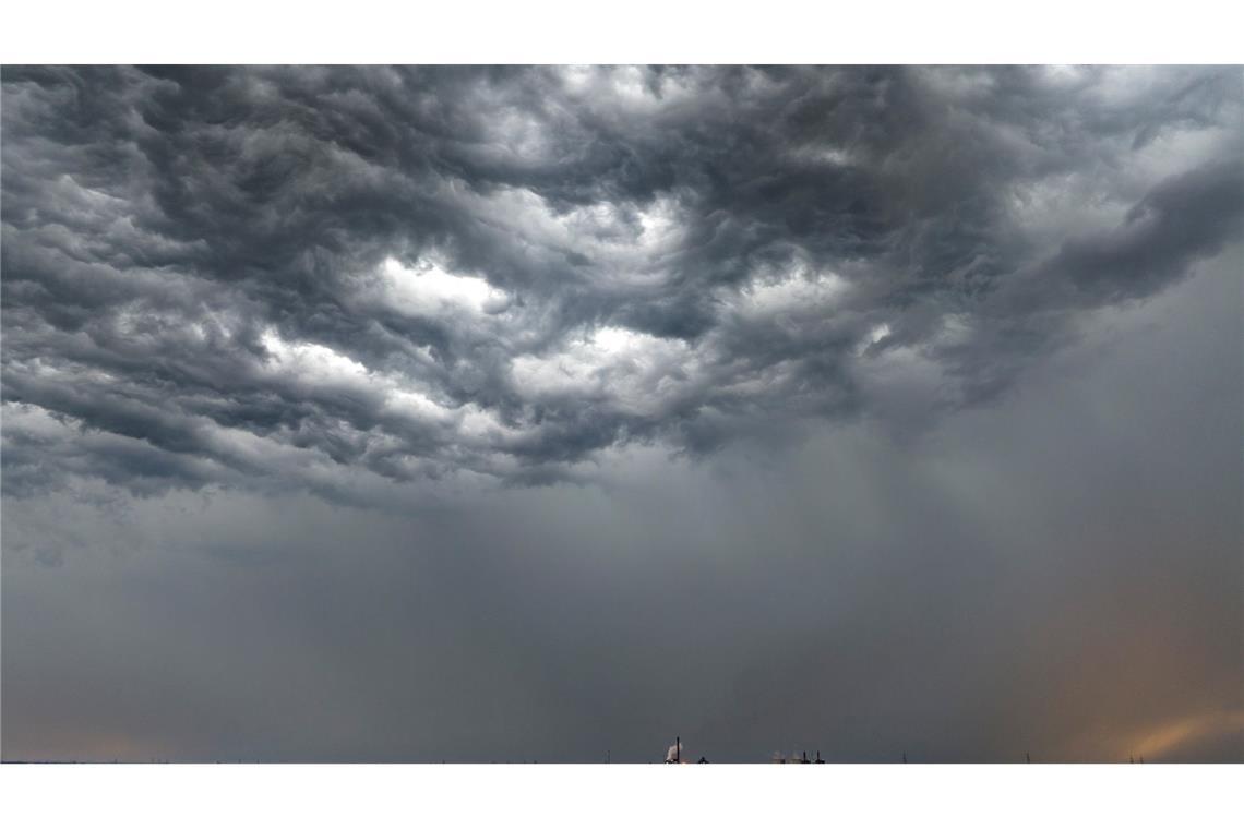 Im Westen sind heute Gewitter und Starkregen möglich. (Symbolbild)