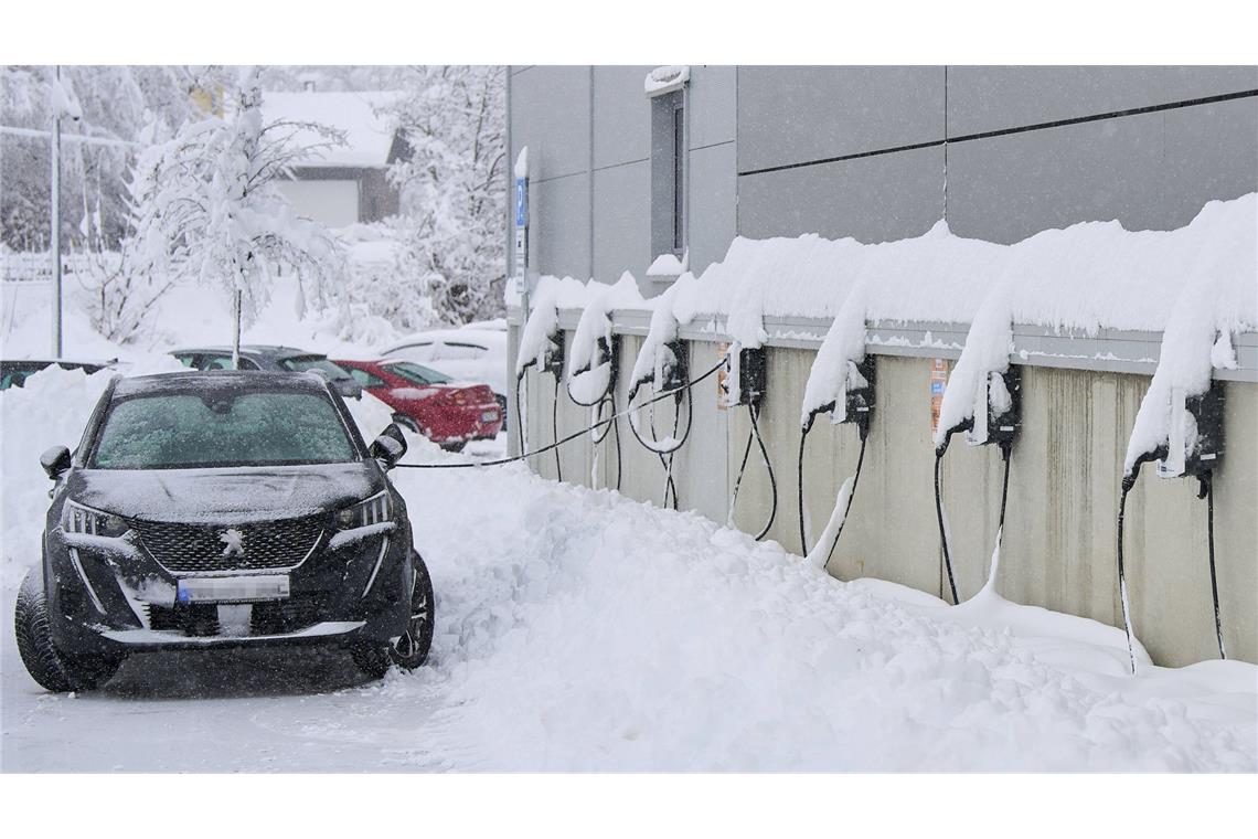 So kommen E-Autos gut durch den Winter Im Winter muss das E-Auto etwas häufiger geladen werden.