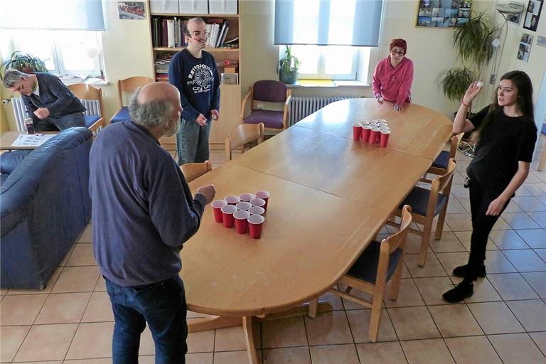 Im Wohngruppenalltag werden neue Ideen der Beschäftigung ausprobiert – so zum Beispiel „Schokopong“. Foto: M. Knödler