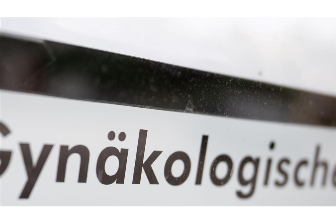 Im Zehnjahresvergleich gab es deutlich weniger Schwangerschaftsabbrüche in jüngeren Altersgruppen und mehr Abbrüche bei Frauen ab 30 Jahren. (Symbolbild)