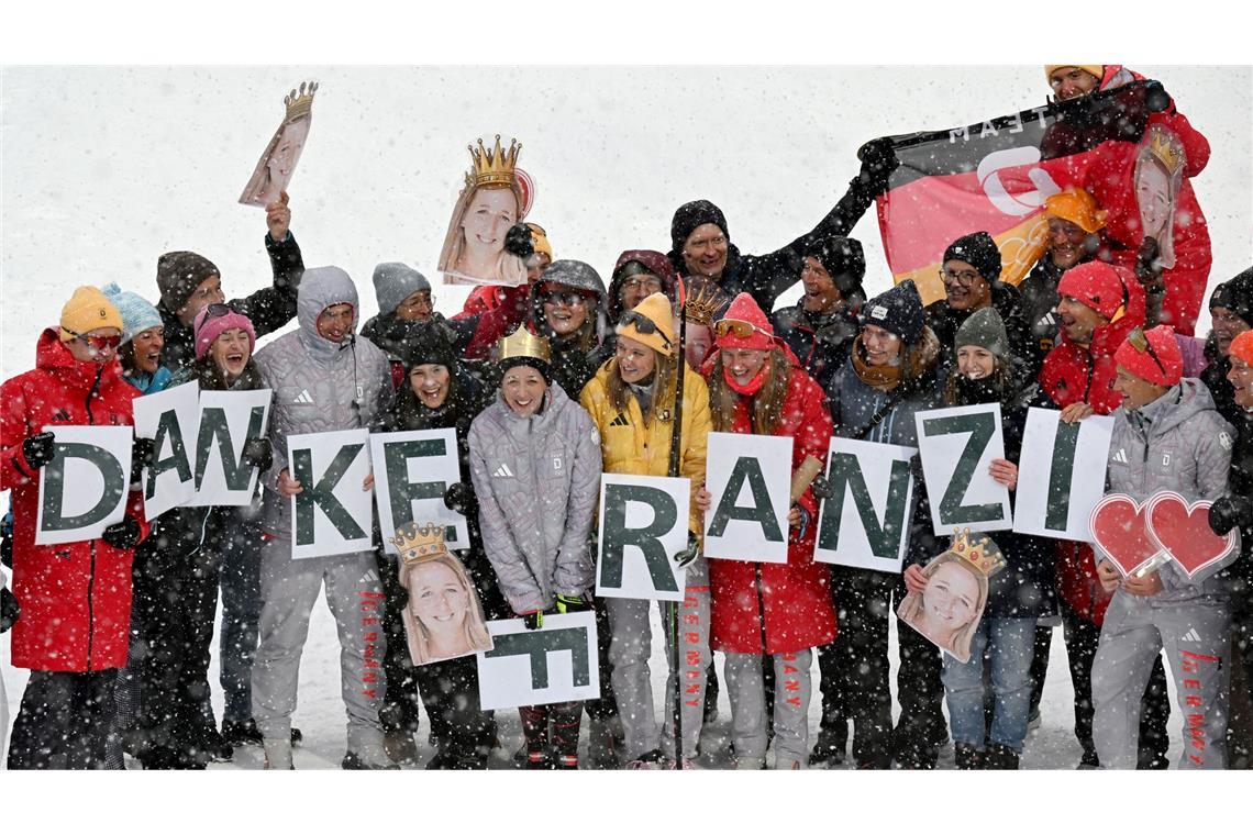 Im Ziel wartete das Team mit einer Botschaft auf Franziska Preuß.