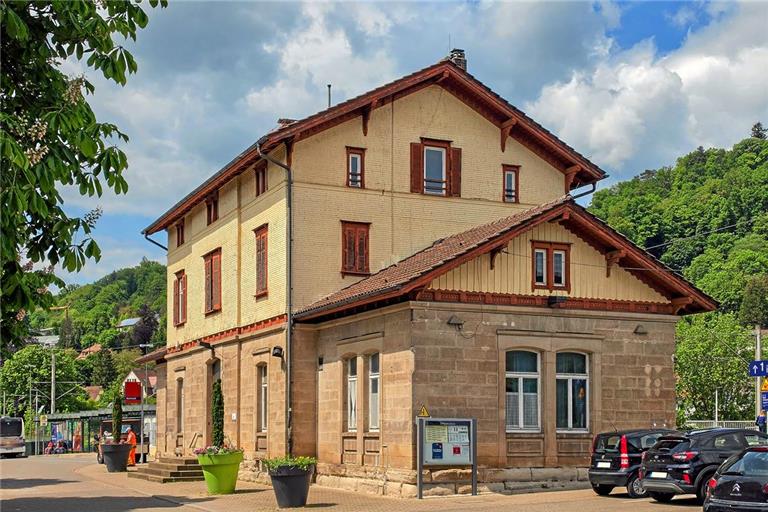 Im Zuge der Sanierung soll der Bahnhof als Interimsverwaltungssitz fit gemacht werden. Fotos: Stefan Bossow/MZ-Archiv