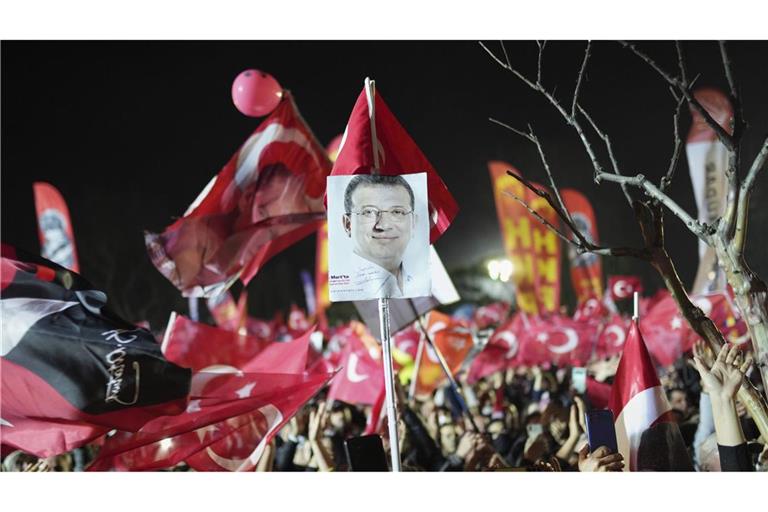 Im Zusammenhang mit den Protesten nach der Verhaftung des Oppositionspolitikers Ekrem Imamoglu in Istanbul stehen fast 200 Personen vor Gericht (Archivfoto).