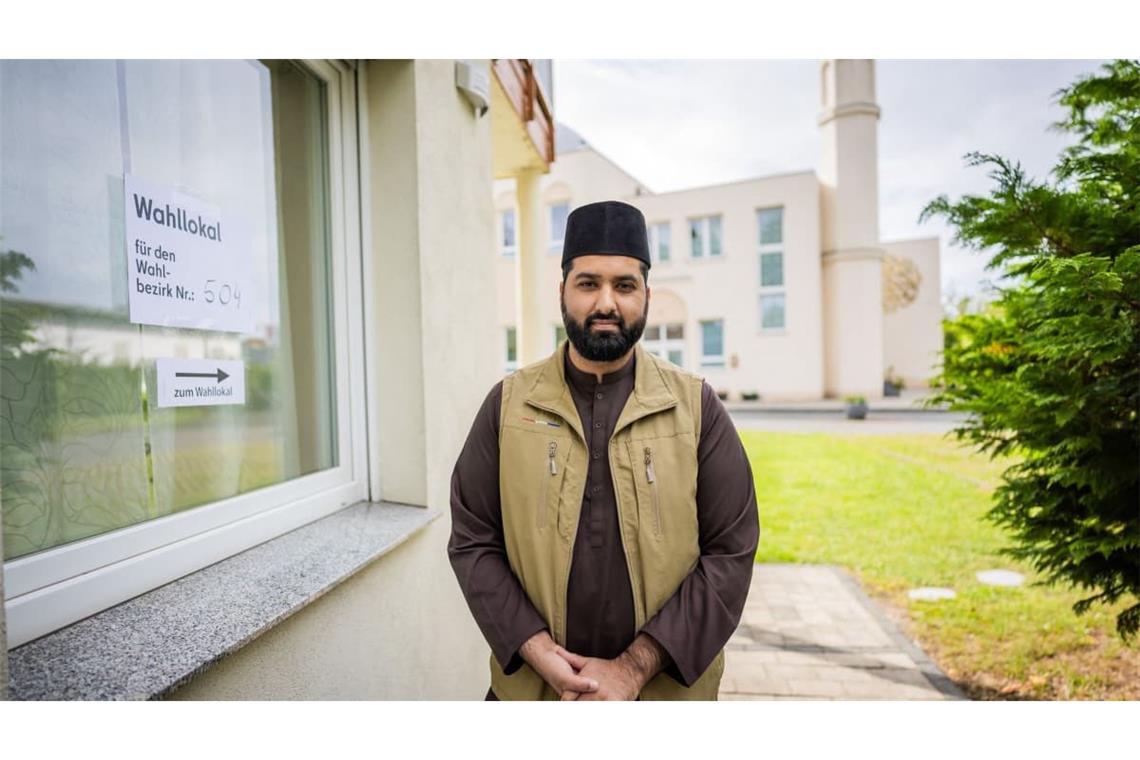 Imam Scharjil Khalid steht auf dem Weg zum Wahllokal auf dem Gelände der Khadija Moschee in Berlin-Pankow.