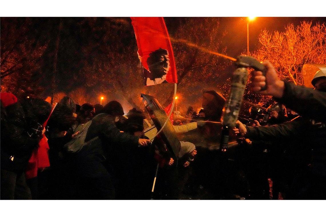 Weiter Proteste gegen Erdogan wegen Festnahme seines Rivalen Imamoglus Partei spricht von einem Staatsstreich.