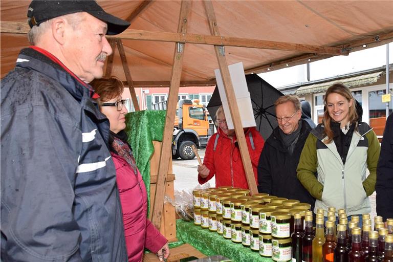 Imker Hans Schuster aus Althütte ist von Beginn an auf den Naturparkmärkten dabei. Fotos: Elisabeth Klaper