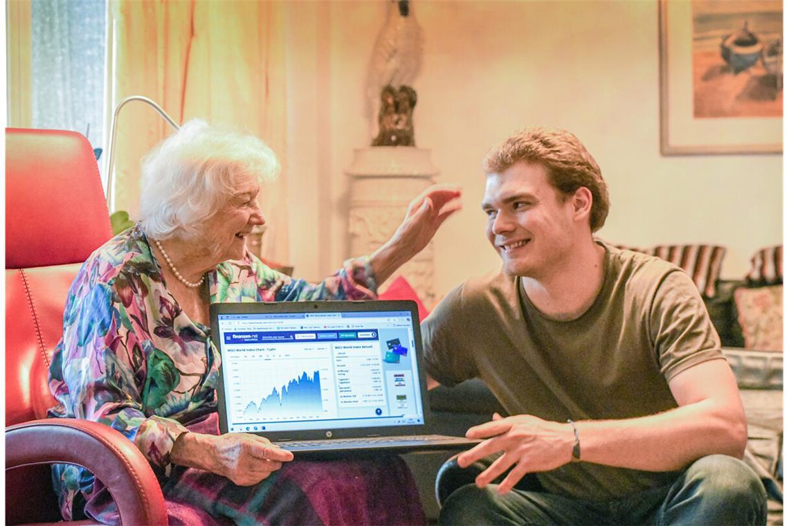 Oma Hildegard gibt Aktien-Tipps Immer auf dem Laufenden: Hildegard Alf-Kopp hält ihren Laptop mit Aktienkursen neben ihrem Enkel Pascal.Hildegard Alf-Kopp hält ihren Laptop mit Aktienkursen neben ihrem Enkel Pascal.