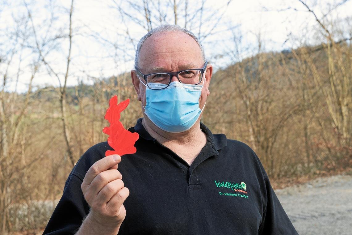 Downhillstrecke für Eier und basteln to go Immer der Hasennase nach: Naturparkparkführer Manfred Krautter zeigt, wie die Wegweiser des Pfads aussehen.