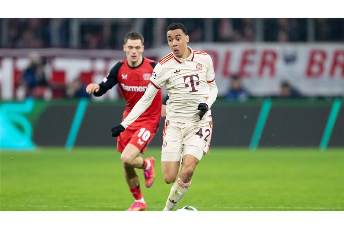Bayerns mächtiges Statement und Kimmichs Zukunfts-Ansage Immer ein Schritt voraus: Bayerns Jamal Musiala (r) war der klare Gewinner im Jungstar-Duell mit Leverkusens Florian Wirtz.