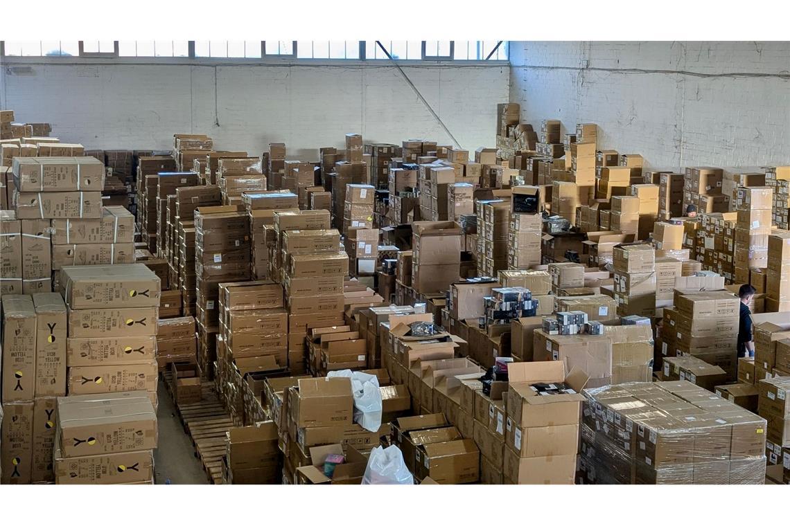 Immer mal wieder hebt der Zoll Lager mit großen Mengen an illegalen E-Zigaretten aus, hier ein Beispiel aus Neuss (NRW) Ende 2024. (Archivbild)