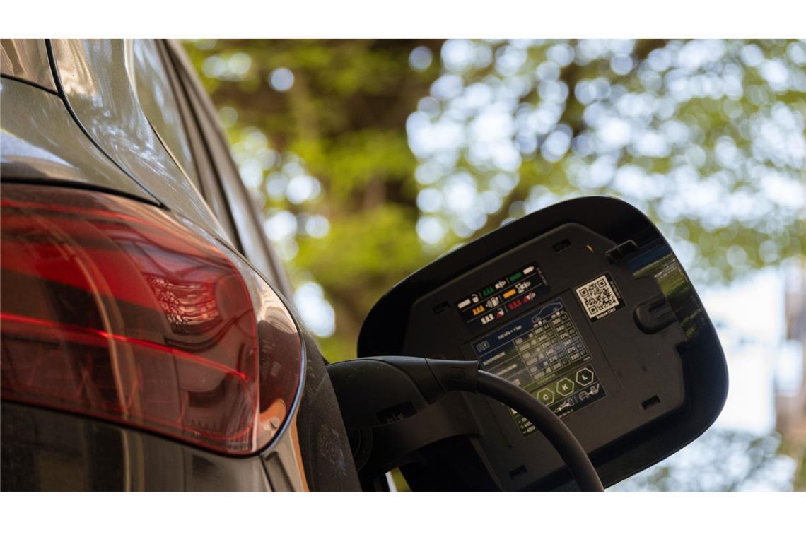 Fast jedes fünfte neue Auto im Juli fährt elektrisch Immer mehr Autofahrer steigen auf das E-Auto um (Symbolbild).