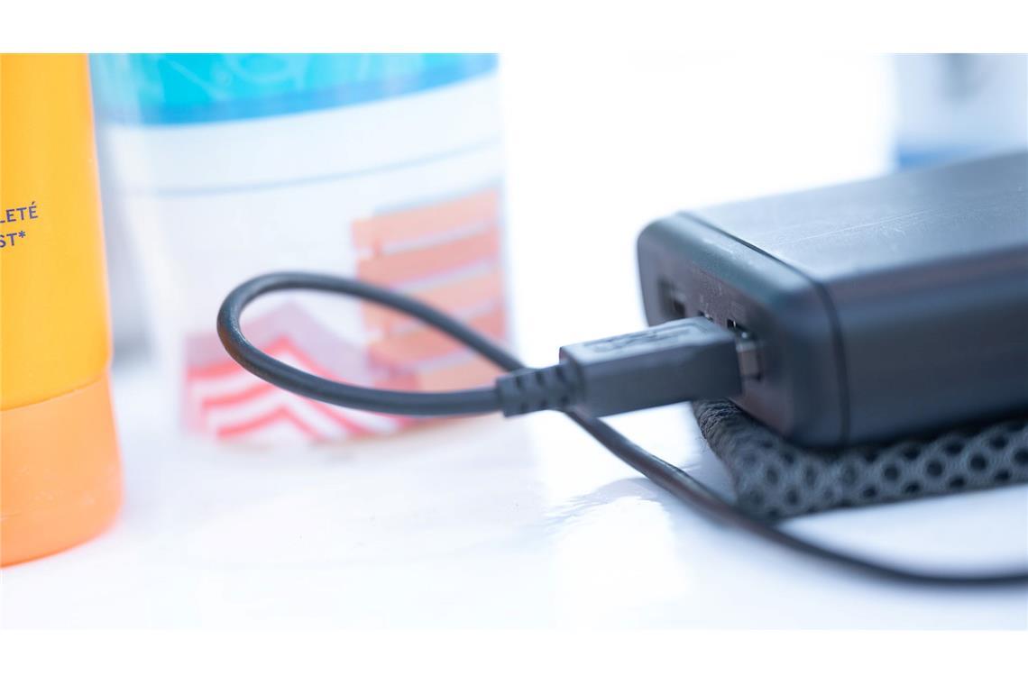 Immer mehr Fluglinien überprüfen ihre Richtlinien für den Transport von Lithium-Batterien. (Symbolbild)