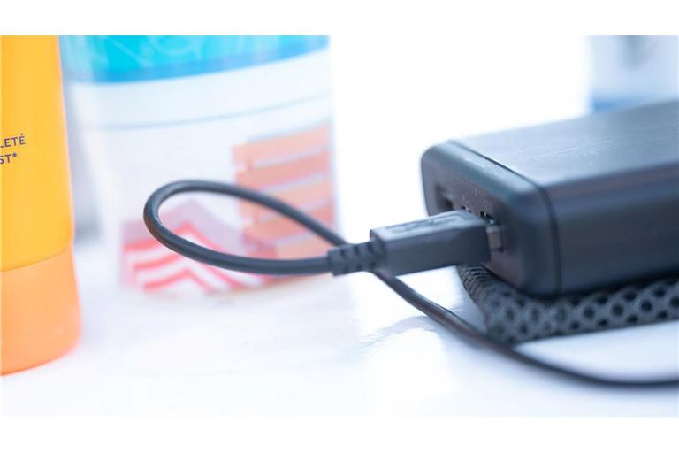 Immer mehr Fluglinien überprüfen ihre Richtlinien für den Transport von Lithium-Batterien. (Symbolbild)