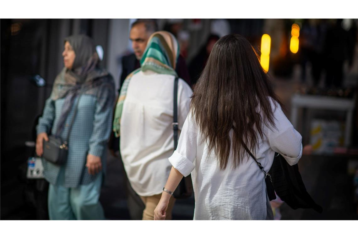 Strikte Kleiderregeln im Iran: "Klinik" für Frauen geplant Immer mehr Frauen ignorieren im Iran mittlerweile die Kleiderordnung. (Archivbild)