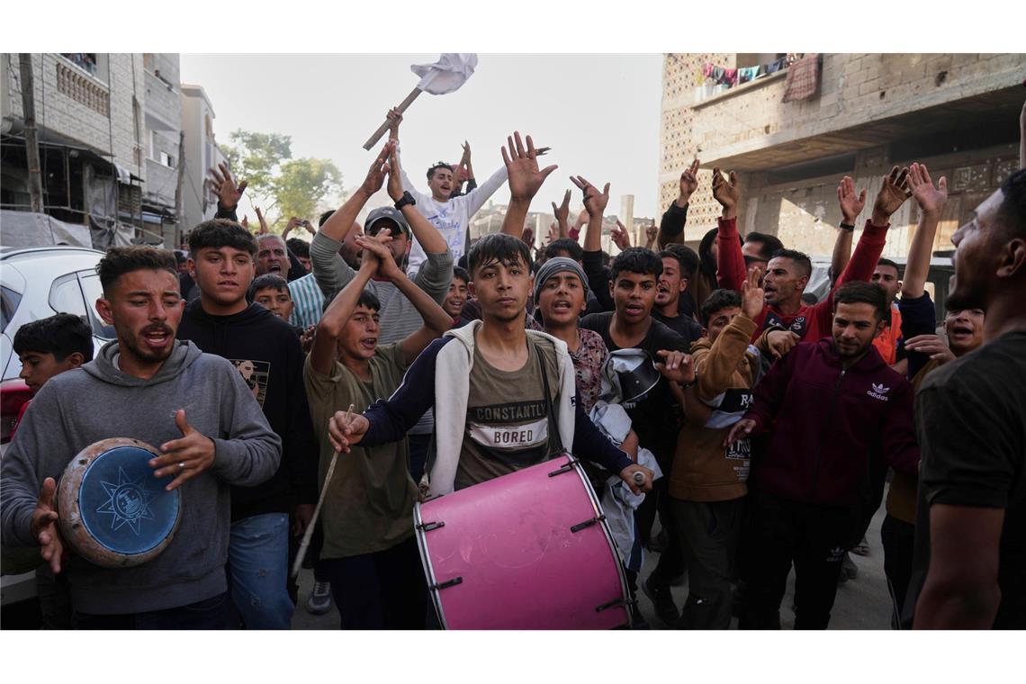 Demos in Gaza gegen Krieg und Hamas weiten sich aus Immer mehr Palästinenser protestieren im Gazastreifen gegen den Krieg.