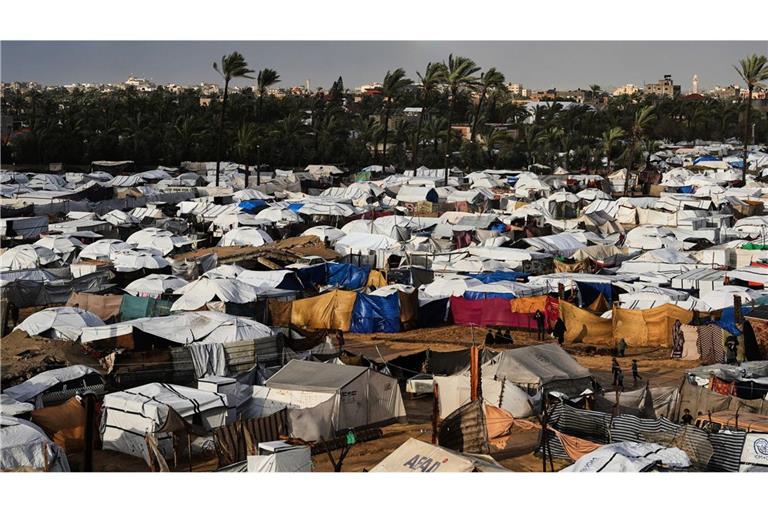 Immer noch harren tausende Palästinenser in Zeltlagern aus.