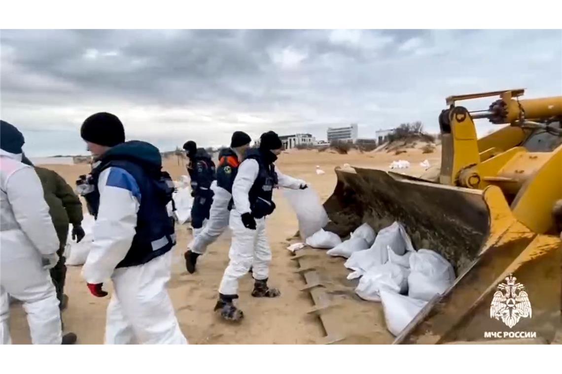 Putin will gesunkene Öltanker heben lassen Immer noch sind Tausende Freiwillige mit der Reinigung von Stränden beschäftigt, weil fortdauernd neues Schweröl in Russland an die Küsten gespült wird. (Archvibild)