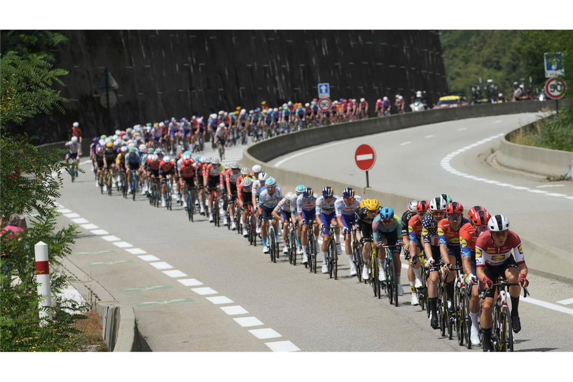 Bilder des Tages Immer schön der Reihe nach: Die Fahrer des Teams Lidl Trek führen auf der achtzehnten Etappe der Tour de France das Feld an.