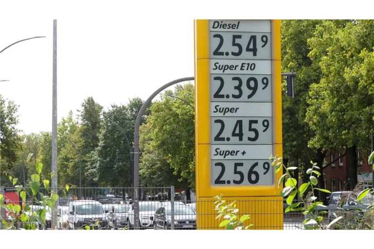 Immer tiefer müssen Autofahrer in die Tasche greifen, um zum Beispiel zur Arbeit zu fahren. Wann hat das ein Ende?