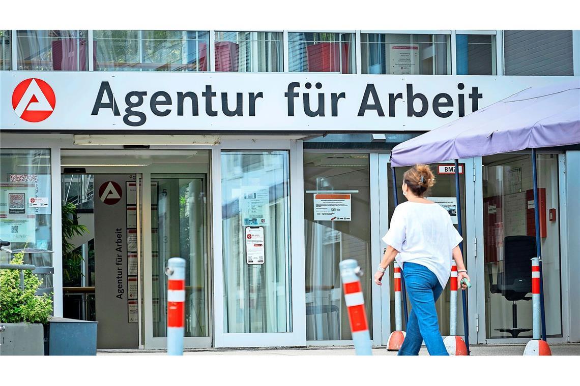 Immer weniger Empfängerinnen und Empfänger von Bürgergeld schaffen offenbar den Sprung vom Minijob in reguläre Jobs (Symbolfoto).