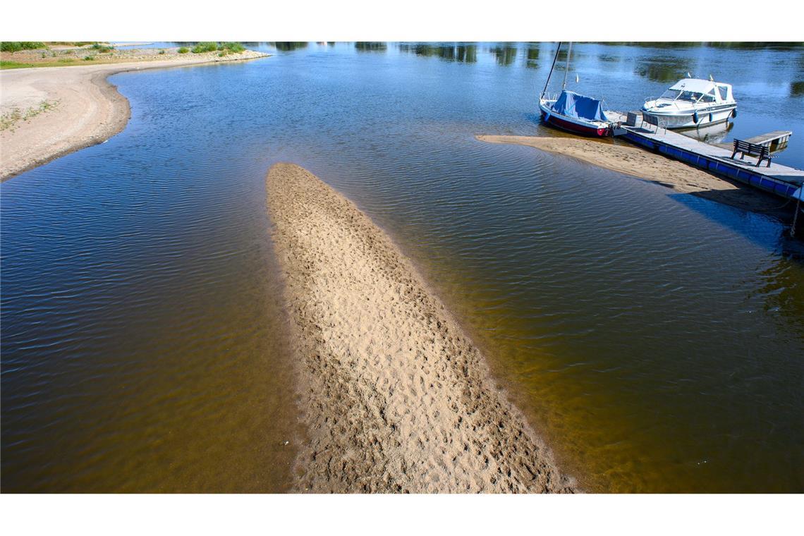 Immer wieder führt Trockenheit zu stark sinkenden Wasserpegeln in Flüssen und Seen. (Archivbild)