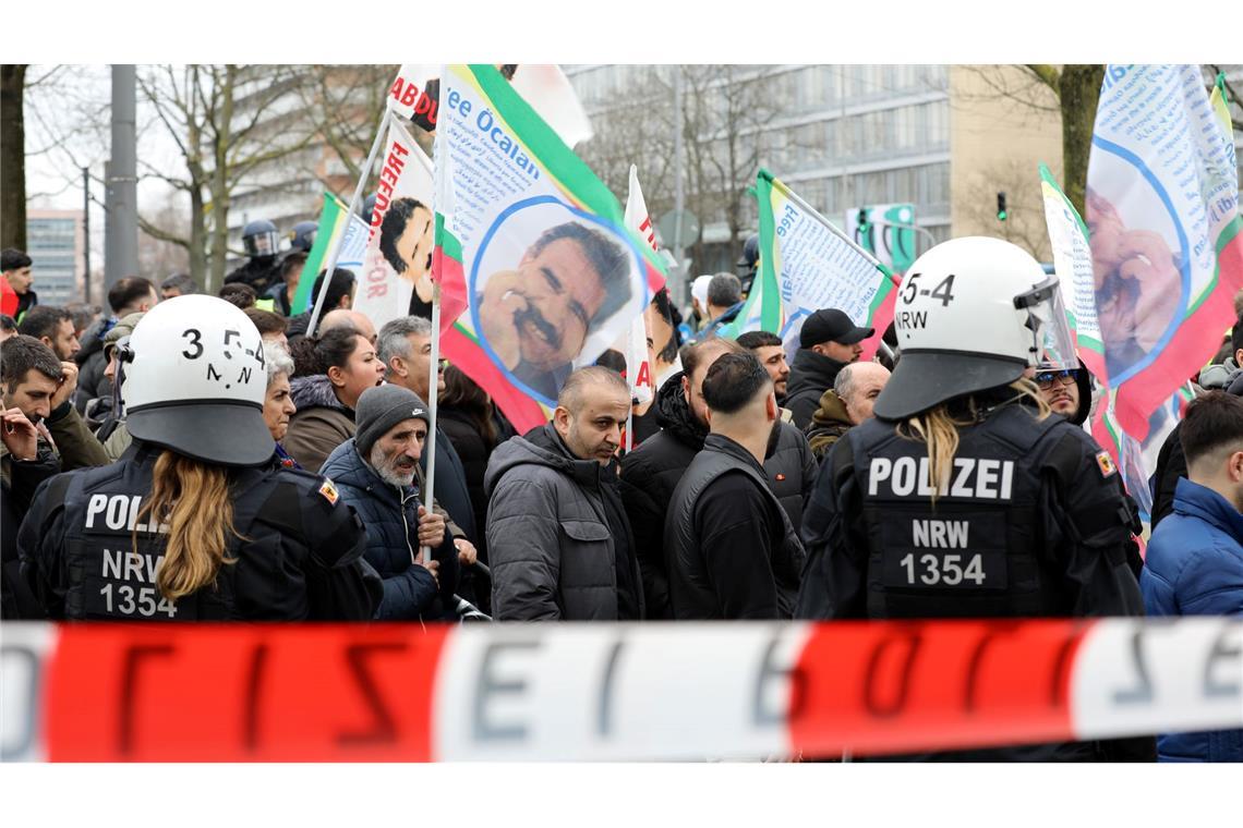 PKK-Anführer Öcalan darf prokurdische Politiker empfangen Immer wieder gibt es auch in Deutschland Demonstrationen, auf denen die Freilassung Öcalans gefordert wird, wie hier im Februar in Köln. (Archivbild)