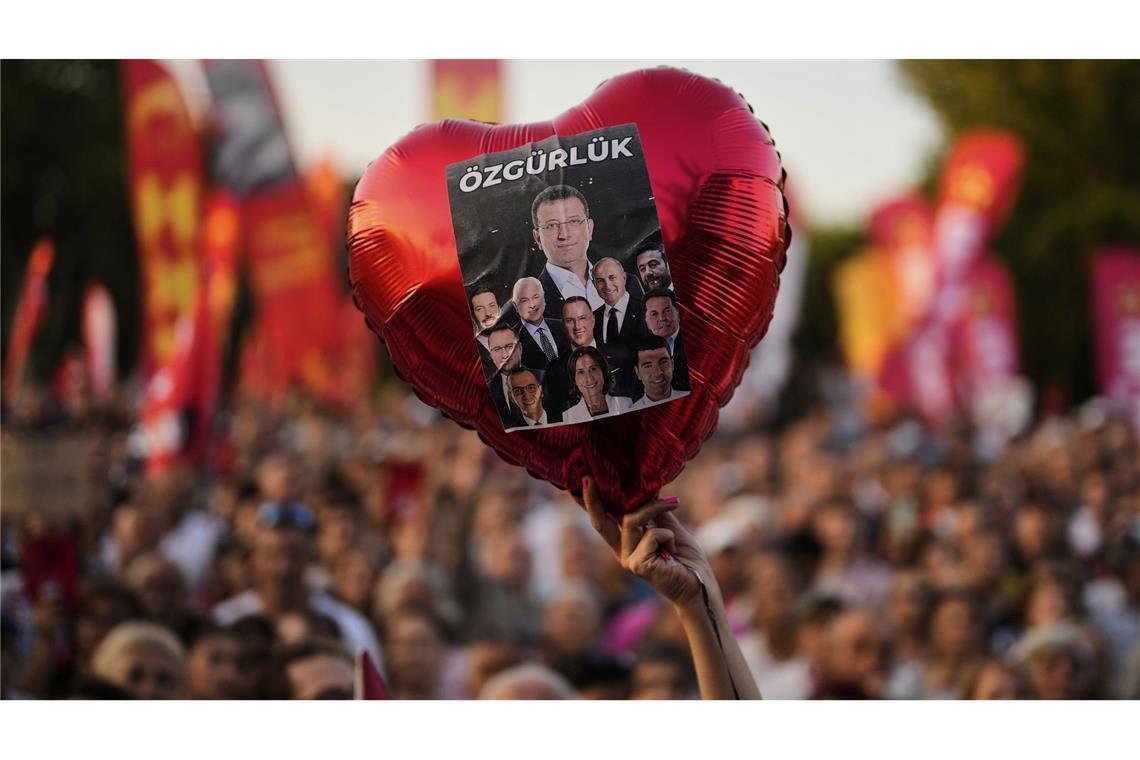 Drei Oppositions-Bürgermeister in der Türkei festgenommen Immer wieder gibt es in der Türkei Demonstrationen für die Freilassung inhaftierter CHP-Politiker wie Ekrem Imamoglu. (Archivbild)