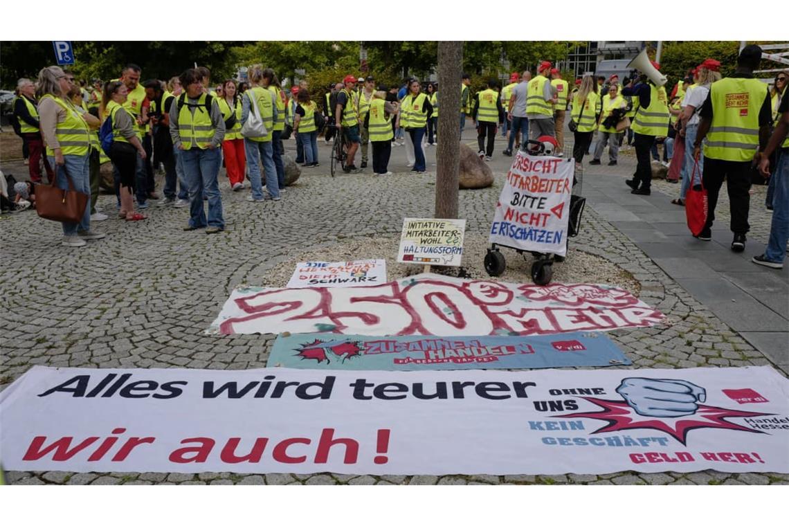Immer wieder hat Verdi im Laufe der Tarifrunde Warnstreiks angezettelt - allerdings ohne den Betrieb der Unternehmen blockieren zu können.