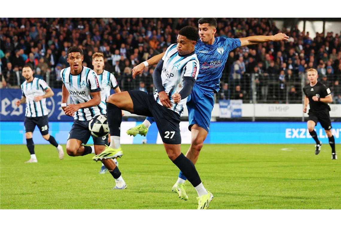 Immer wieder Kickers – Freiberg: Hier duellieren sich Jacob Danquah und Freibergs Henrik Selitaj (re.) im Punktspiel in der Vorrunde.